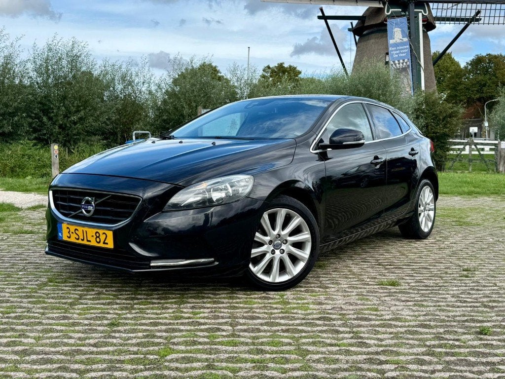 Volvo V40 1.6 D2 Momentum | Navi | APK | Trekhaak | NAP, Voorwielaandrijving, Euro 5, Stof, Zwart