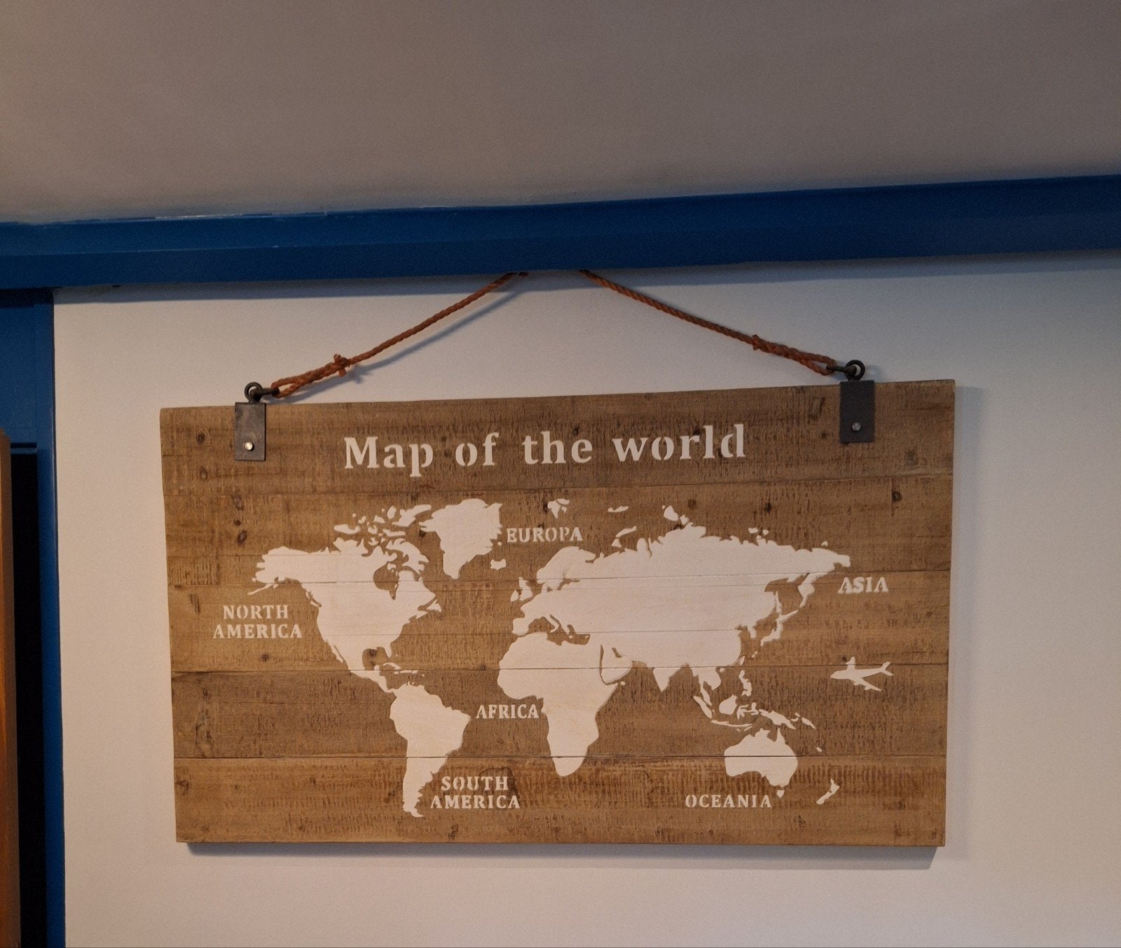 Wereld kaart op hout, Ophalen