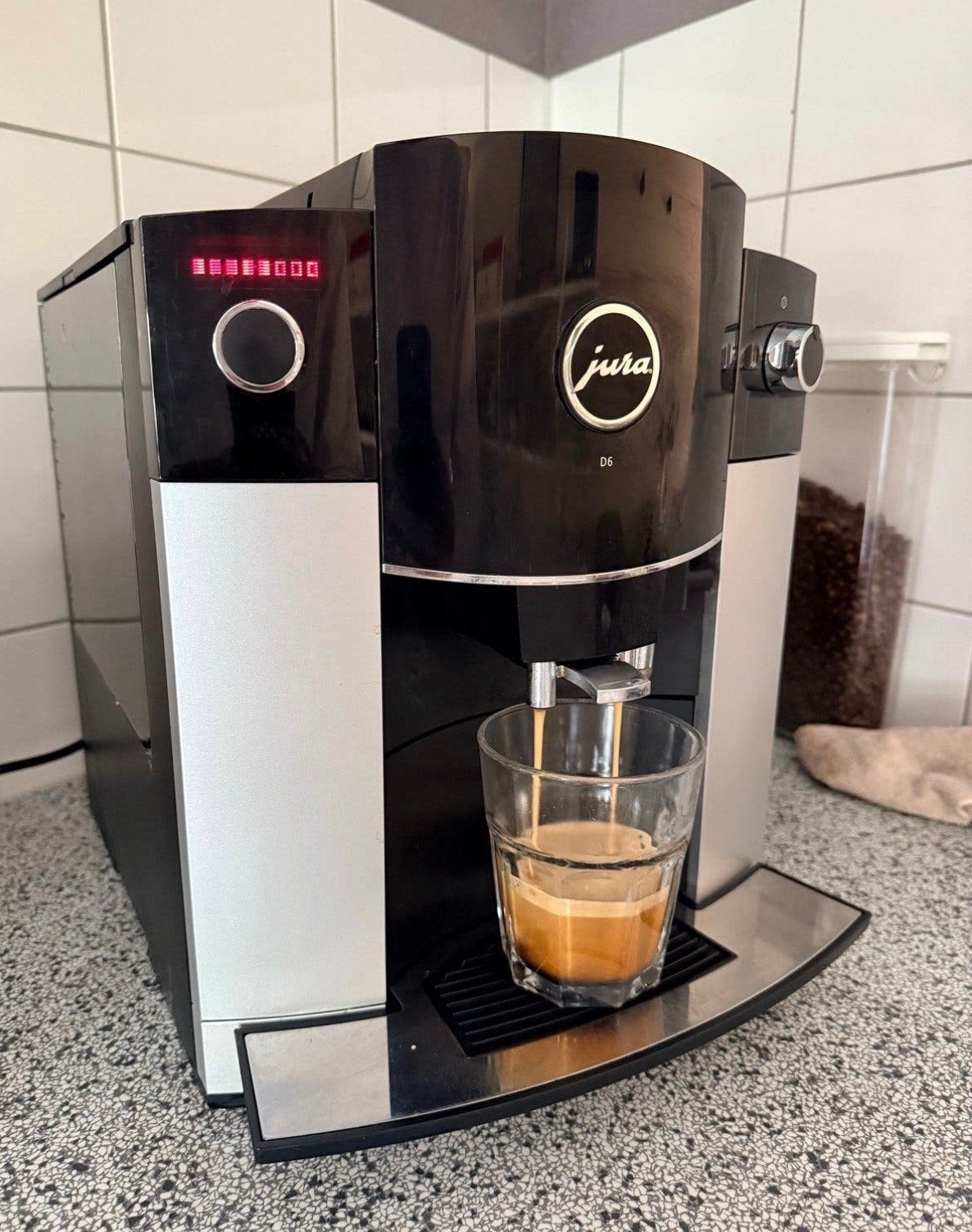 Jura D6 volautomatische koffiemachine, Ophalen, Afneembaar waterreservoir, Gebruikt, Koffiemachine