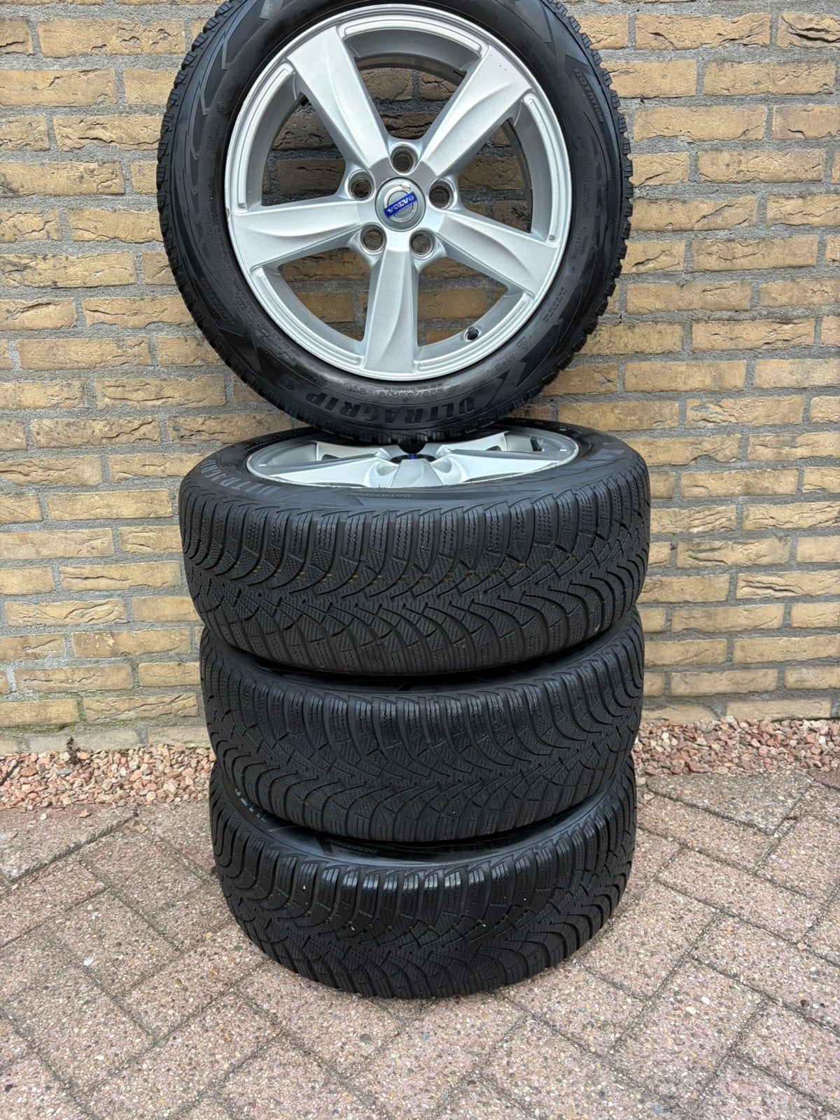 Mooie 4 seizoensbanden Volvo V40 met velgen, Auto-onderdelen, Banden en Velgen, Ophalen, Velg(en), 16 inch, VL