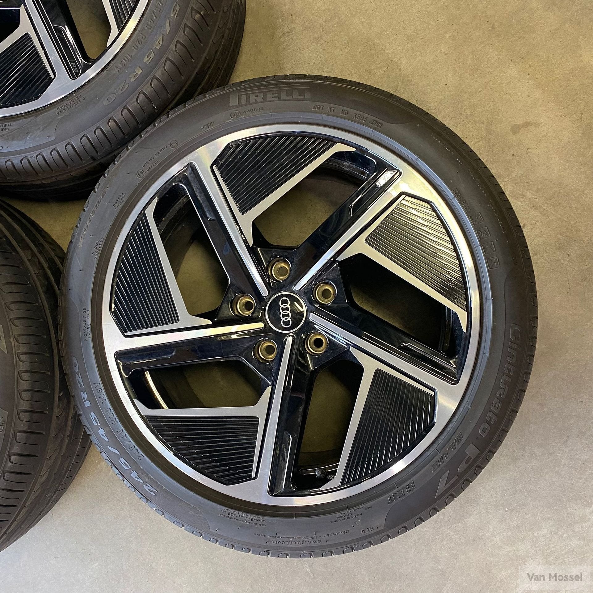 Audi E-Tron GT RS Pirelli Cinturato P7 Blue Elect 245/45/R20, -, -, Banden en Velgen, Ophalen of Verzenden