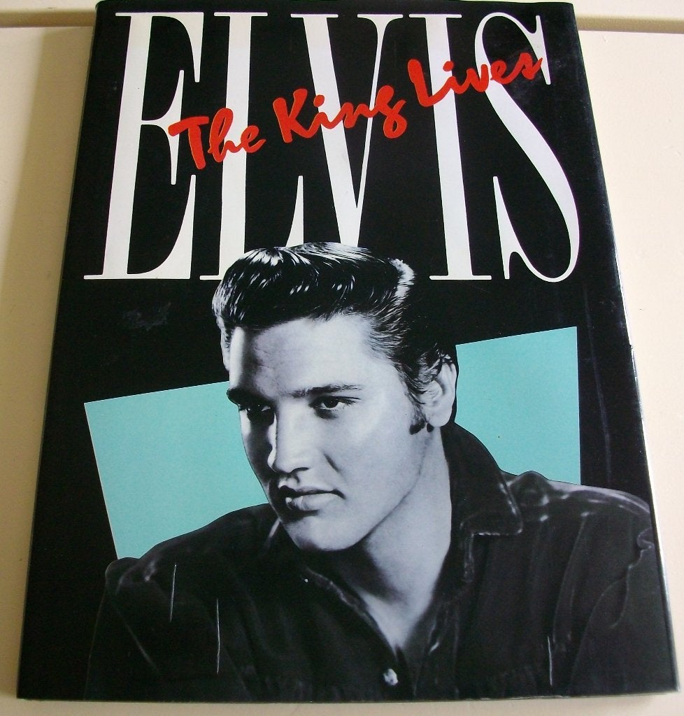 Elvis Presley   The king lives, Ophalen of Verzenden, Zo goed als nieuw, Boek, Tijdschrift of Artikel