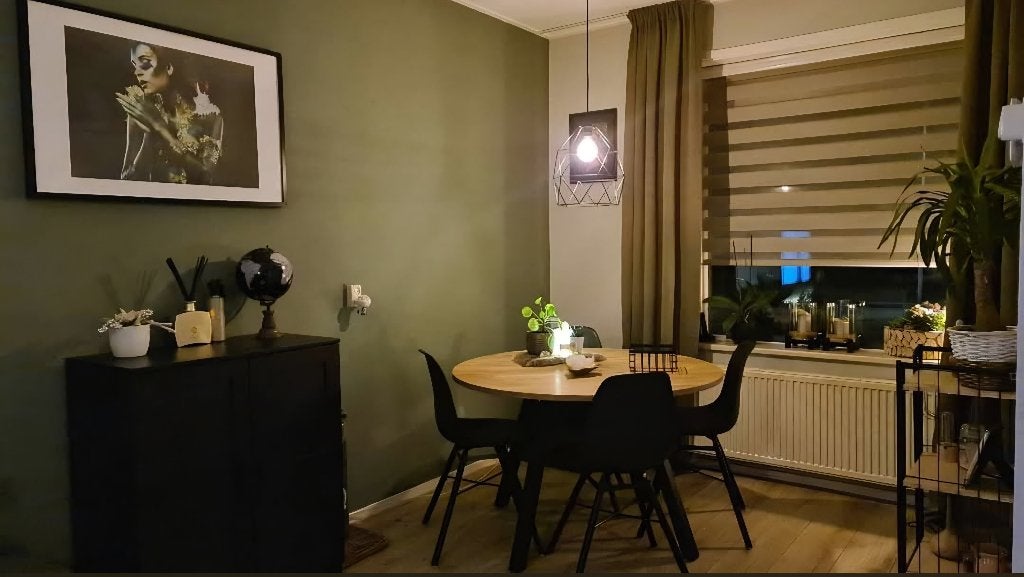 Moderne ronde eettafel 120 cm met zwarte stoelen, Rond, Zo goed als nieuw, Modern, Vier personen