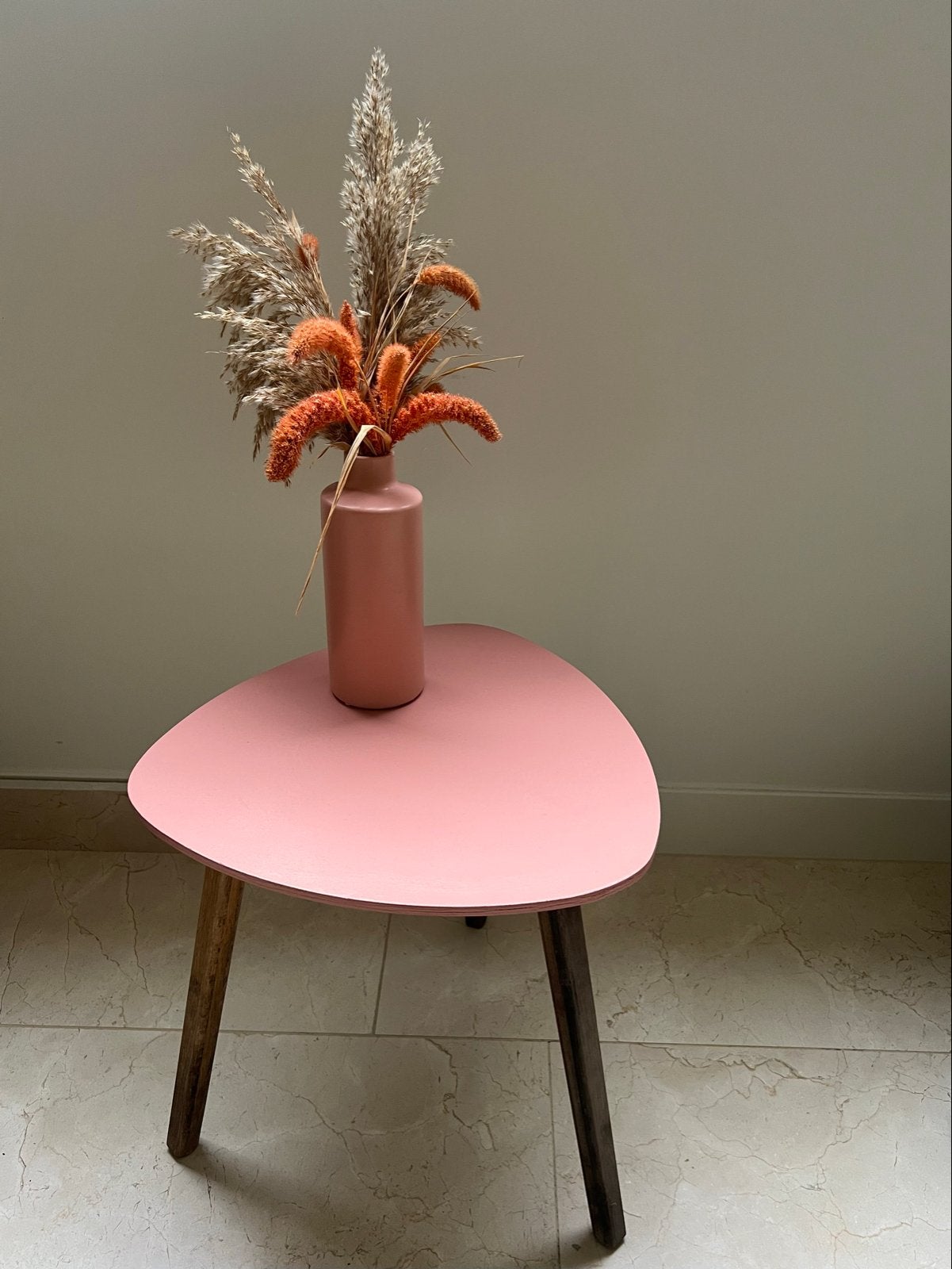 Roze bijzettafel met houten poten en vaasje met inhoud, Ophalen, Minder dan 45 cm, Minder dan 55 cm, Gebruikt
