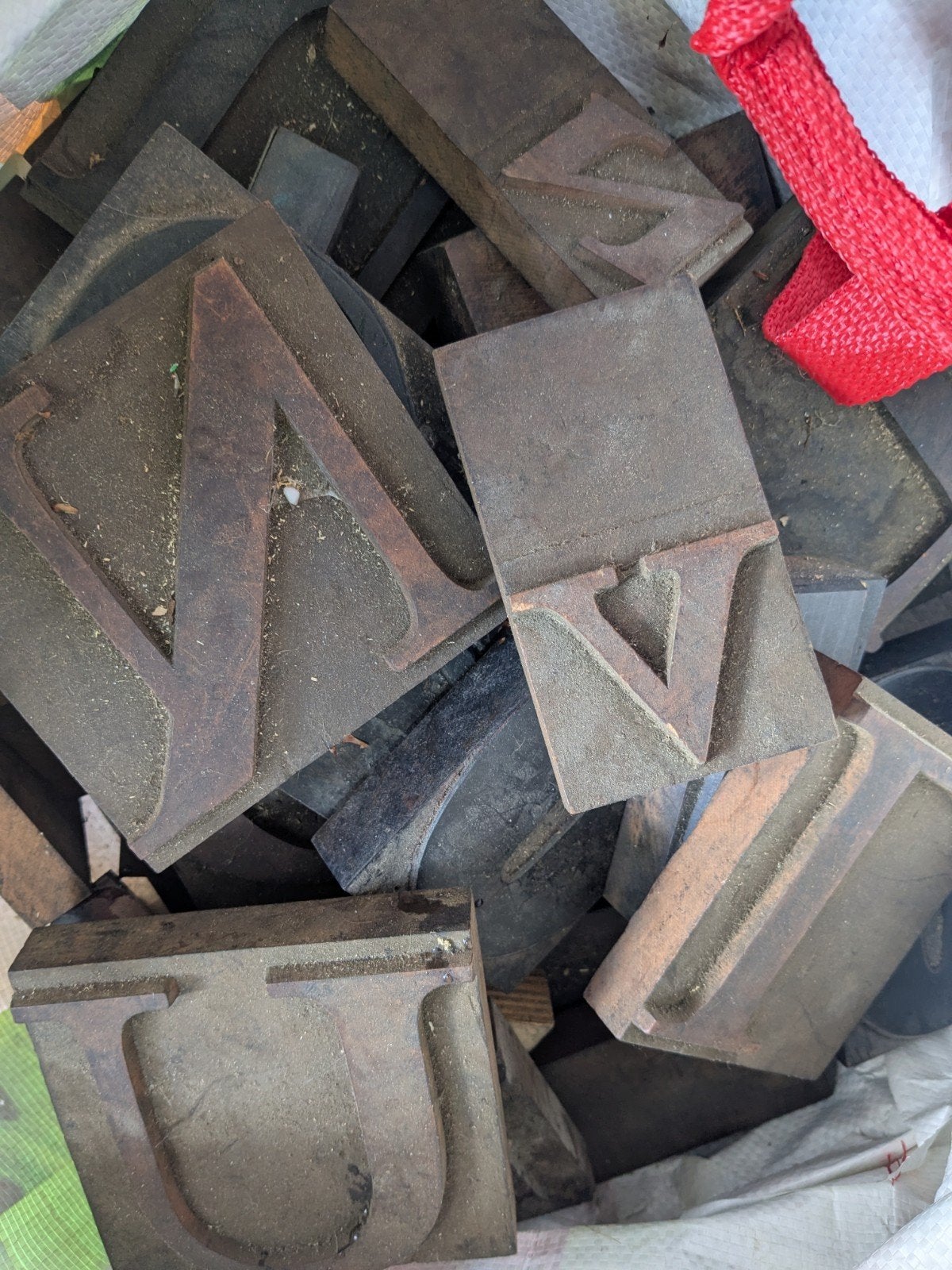 Oude houten drukletters., Ophalen