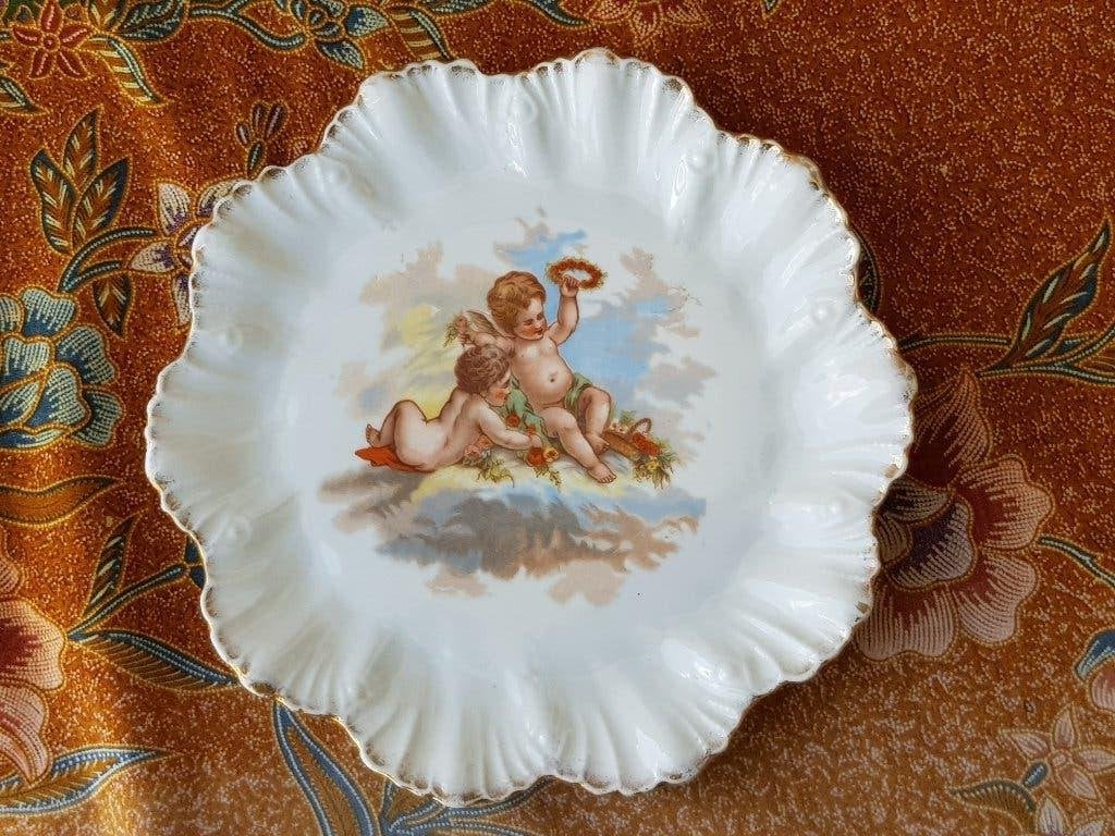 Twee mooie antieke bordjes van porselein met putti's 21,5 cm, Antiek en Kunst, Ophalen of Verzenden