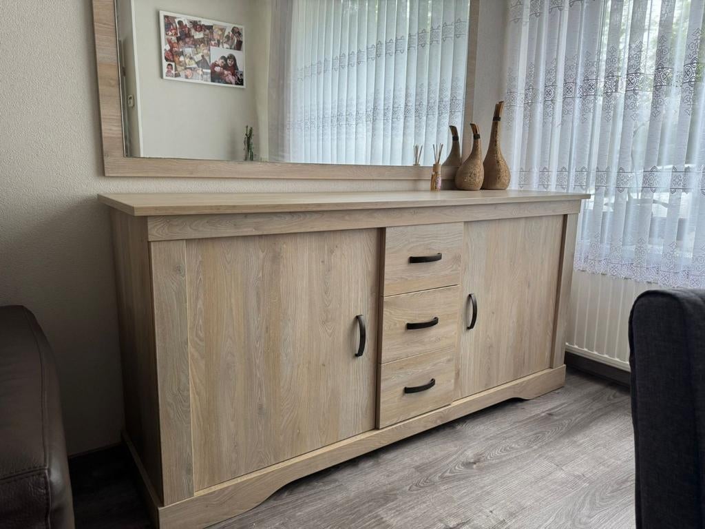Stijlvol dressoir met spiegel - Licht eikenhout, Huis en Inrichting, Kasten | Dressoirs, Ophalen, Met deur(en), Modern, Scandinavisch