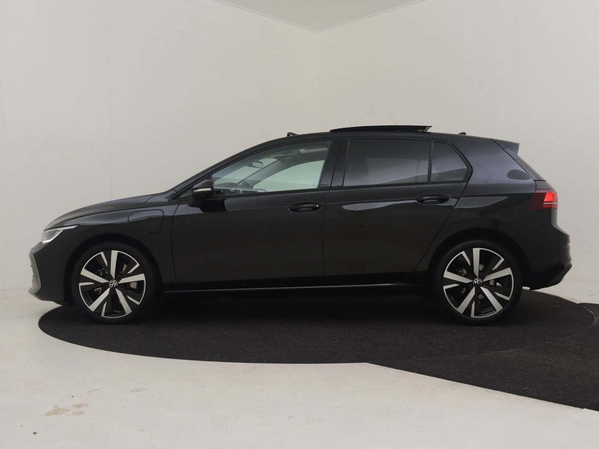 Volkswagen Golf 1.5 eHybrid Life Edition (bj 2025), 4 cilinders, 150 pk, Zwart, Bedrijf