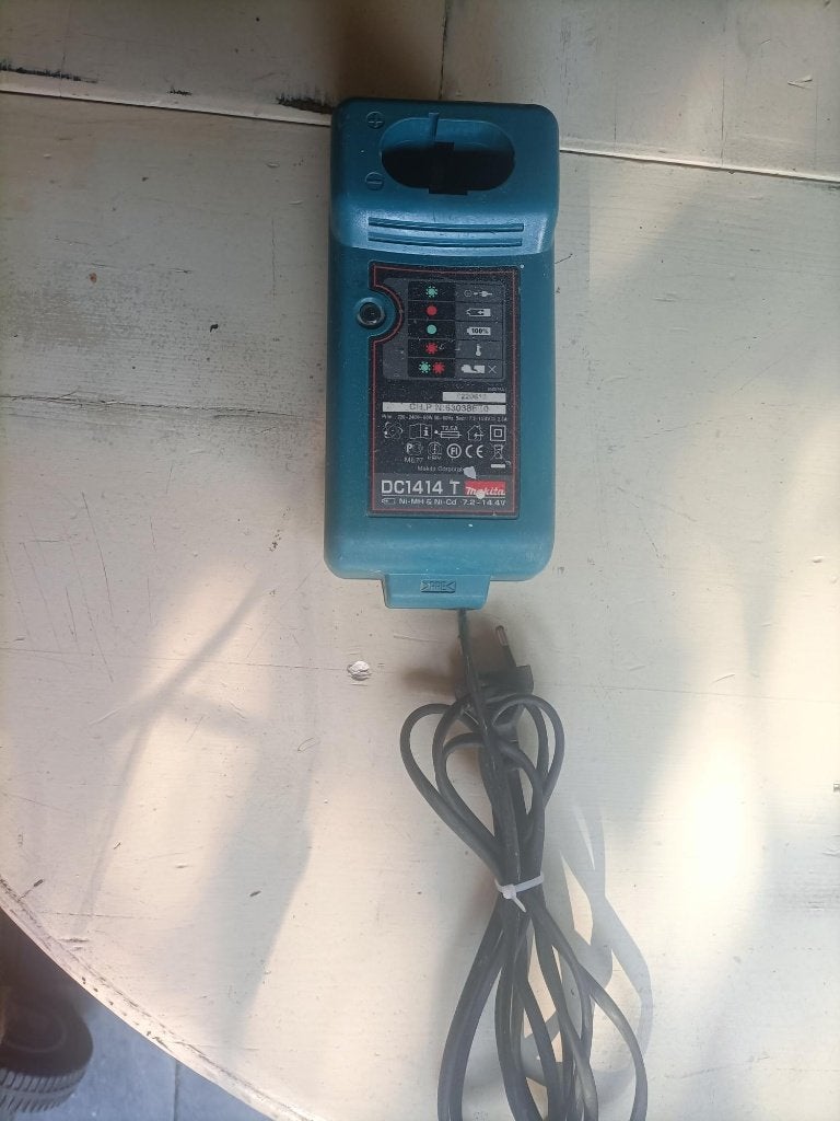 makita acculader type dc1414t , in goed werkende staat, Ophalen of Verzenden, Zo goed als nieuw