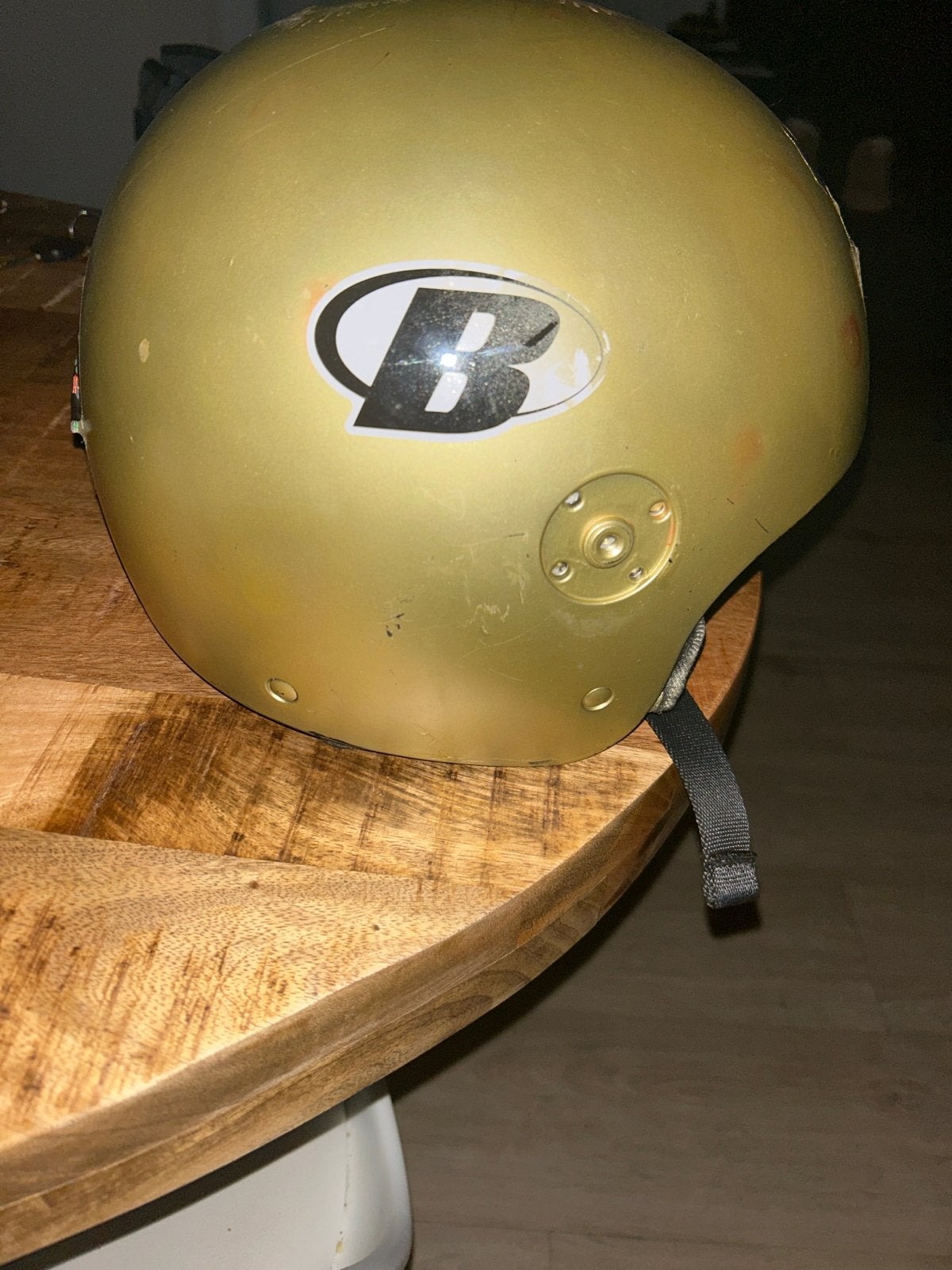 Gouden helm maat M met stickers, Fietsen en Brommers, Brommerhelmen, Gebruikt, Medium, Ophalen of Verzenden