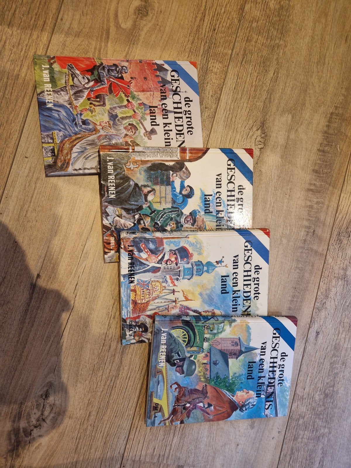 De Grote Geschiedenis van een Klein Land - 4 delen, Boeken, Ophalen of Verzenden