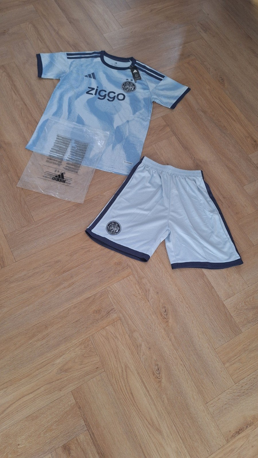 Ajax nieuwe 3e teneu en korte broek adidas, Sport en Fitness, Voetbal, Ophalen of Verzenden, Nieuw, Broek