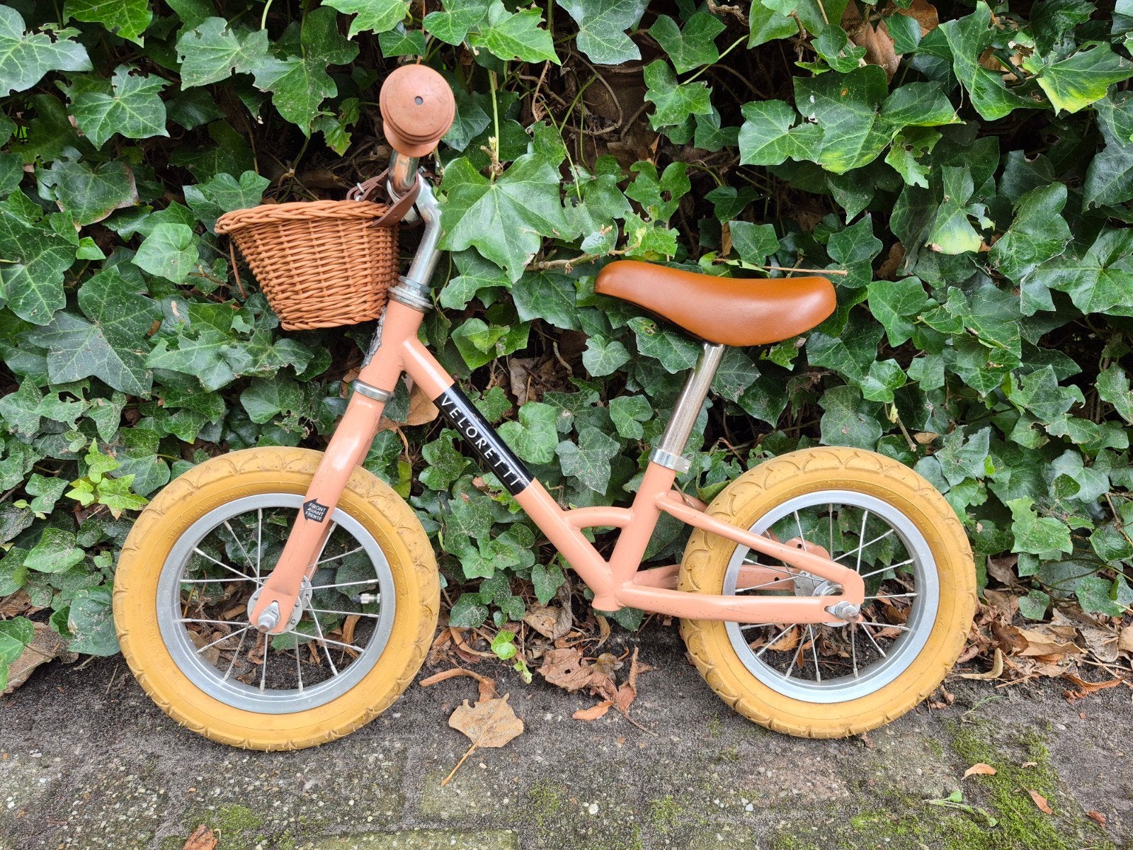 Veloretti roze loopfiets met mandje, Ophalen, Zo goed als nieuw, Loopfiets
