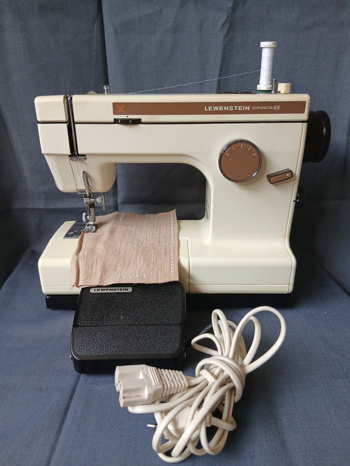 Lewenstein Compacta  Naaimachine met accessoires, Hobby en Vrije tijd, Naaimachines en Toebehoren, Ophalen of Verzenden, Gebruikt