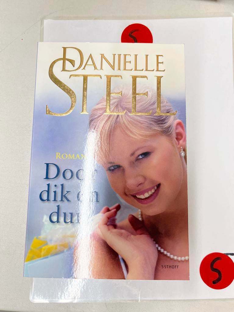 Danielle Steel - Door dik en dun Roman, Ophalen of Verzenden, Zo goed als nieuw