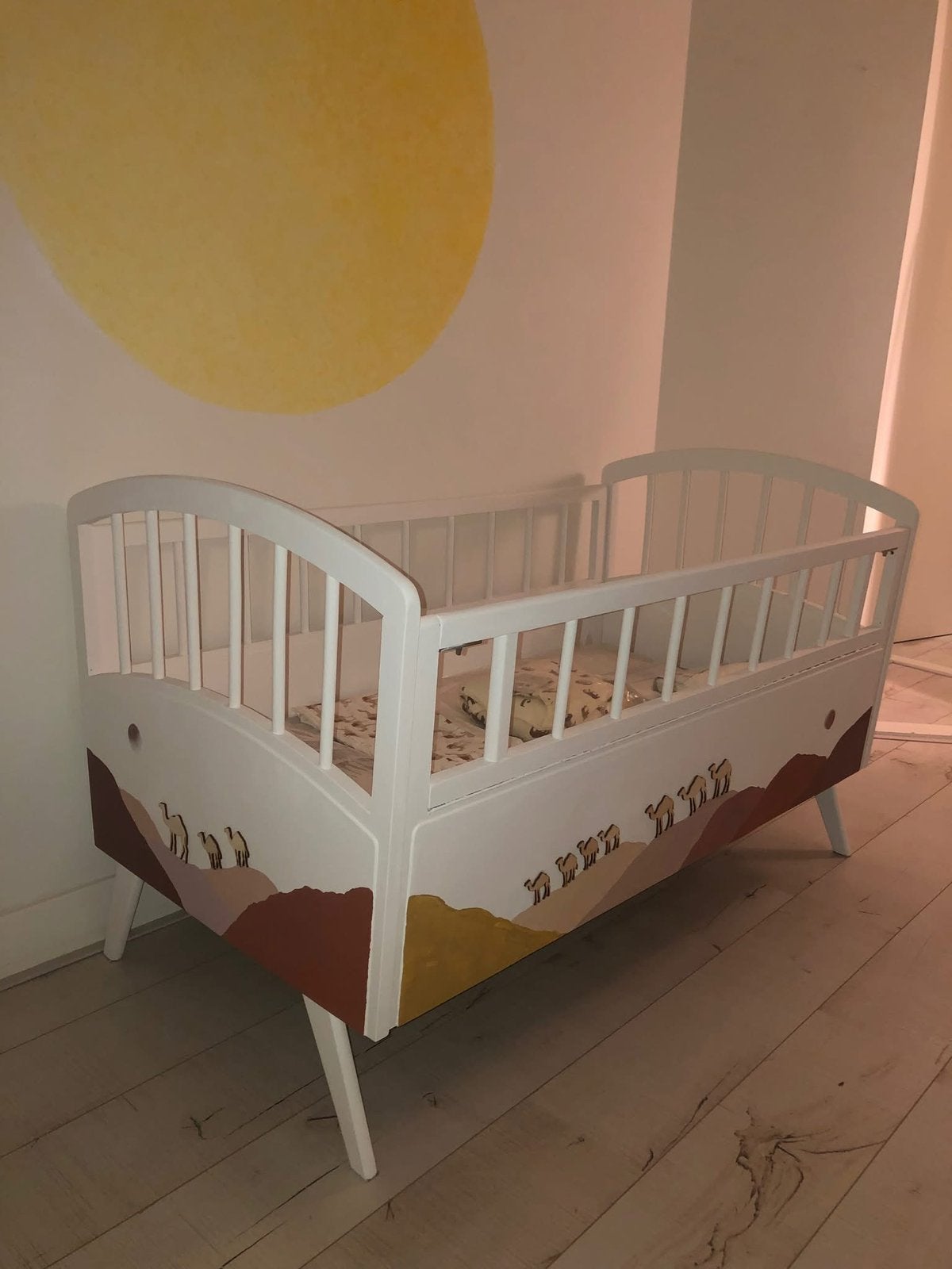 Mooi Vintage, Retro Peuterbed / Ledikant opklap hek 130x65cm, Kinderen en Baby's, Kinderkamer | Bedden, Ophalen, 70 tot 85 cm