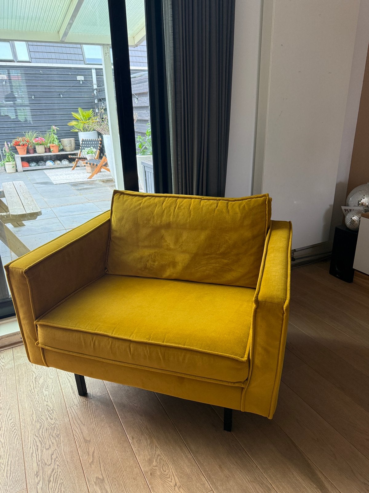 Okergele fauteuil / love seat van Be Pure Home, Huis en Inrichting, Fauteuils, Ophalen, Gebruikt, Stof, 75 tot 100 cm