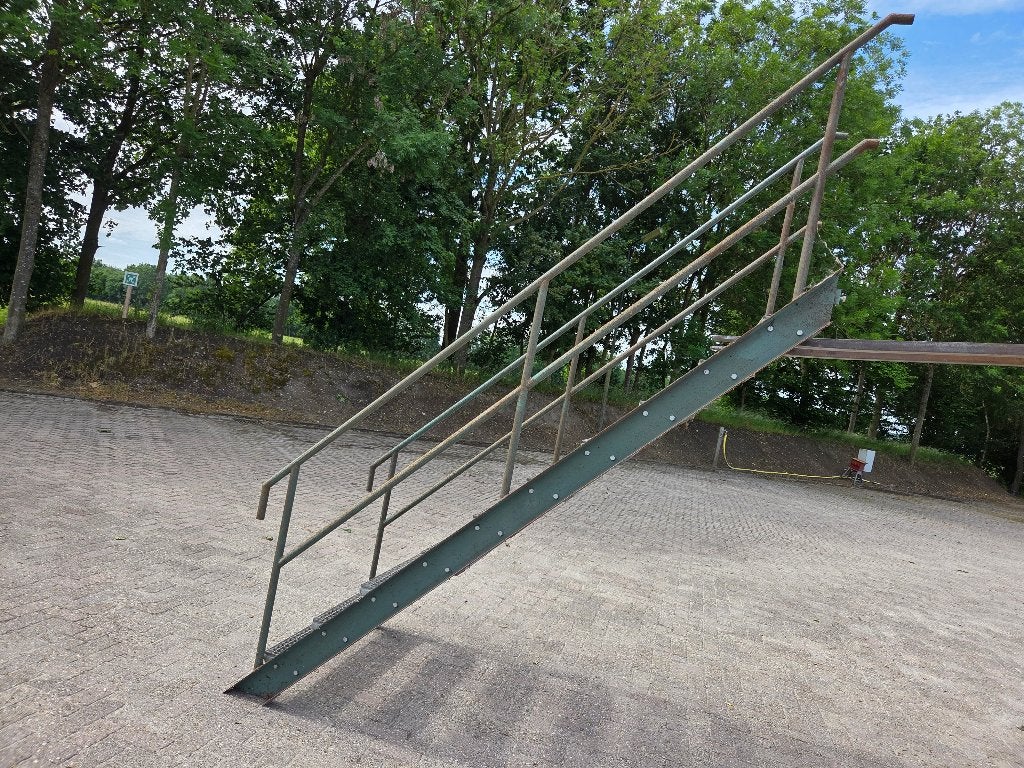 IJzeren trap, met rooster treden, Hoog ca 2.15 meter, Ophalen, Gebruikt, Minder dan 2 meter