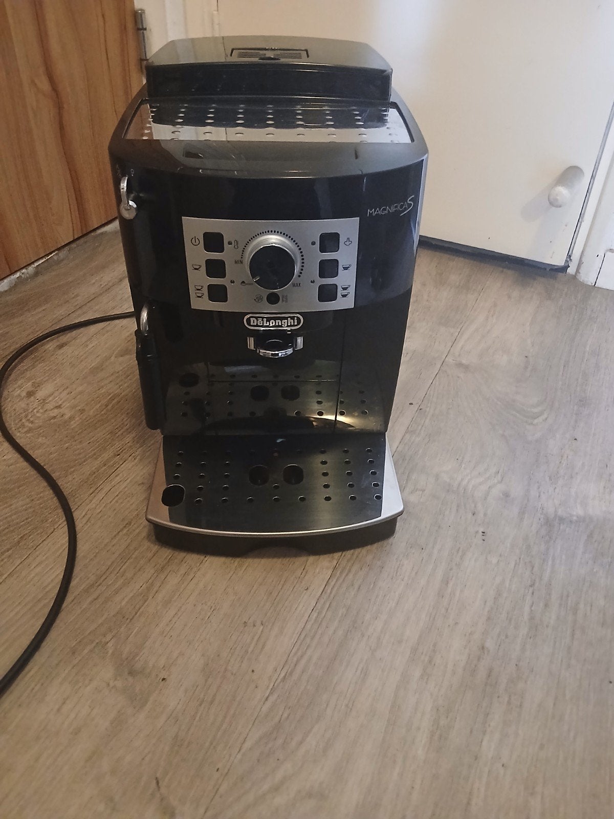 Delonghi bonenapperaat, Witgoed en Apparatuur, Koffiezetapparaten, Ophalen, Gebruikt, Koffiebonen, Afneembaar waterreservoir