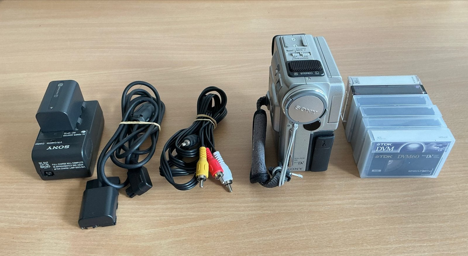 Sony DCR-PC3E Digital Handycam met accessoires en tapes, Audio, Tv en Foto, Mini dv, Gebruikt, Sony, Camera