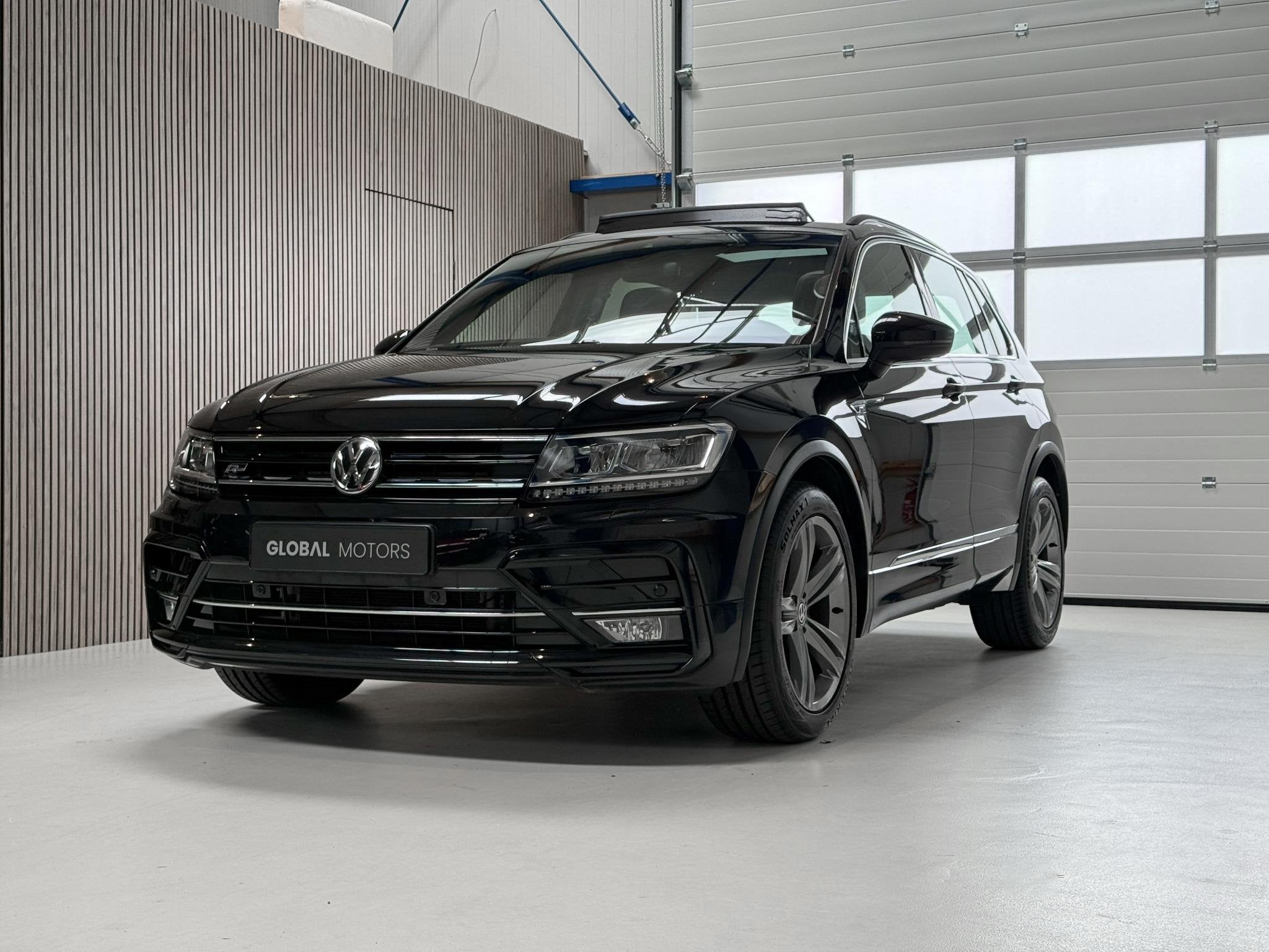 Volkswagen Tiguan 1.5 TSI ACT Highline R Line - PANORAMADAK, Auto's, Volkswagen, Euro 6, 150 pk, Zwart, Bedrijf