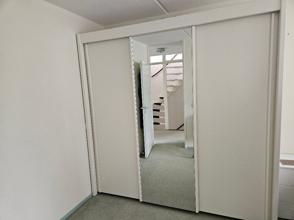 Zweefdeurkast New York met Schuifdeuren en Spiegel -  MDF, Huis en Inrichting, Kasten | Kledingkasten, Ophalen, Met plank(en)