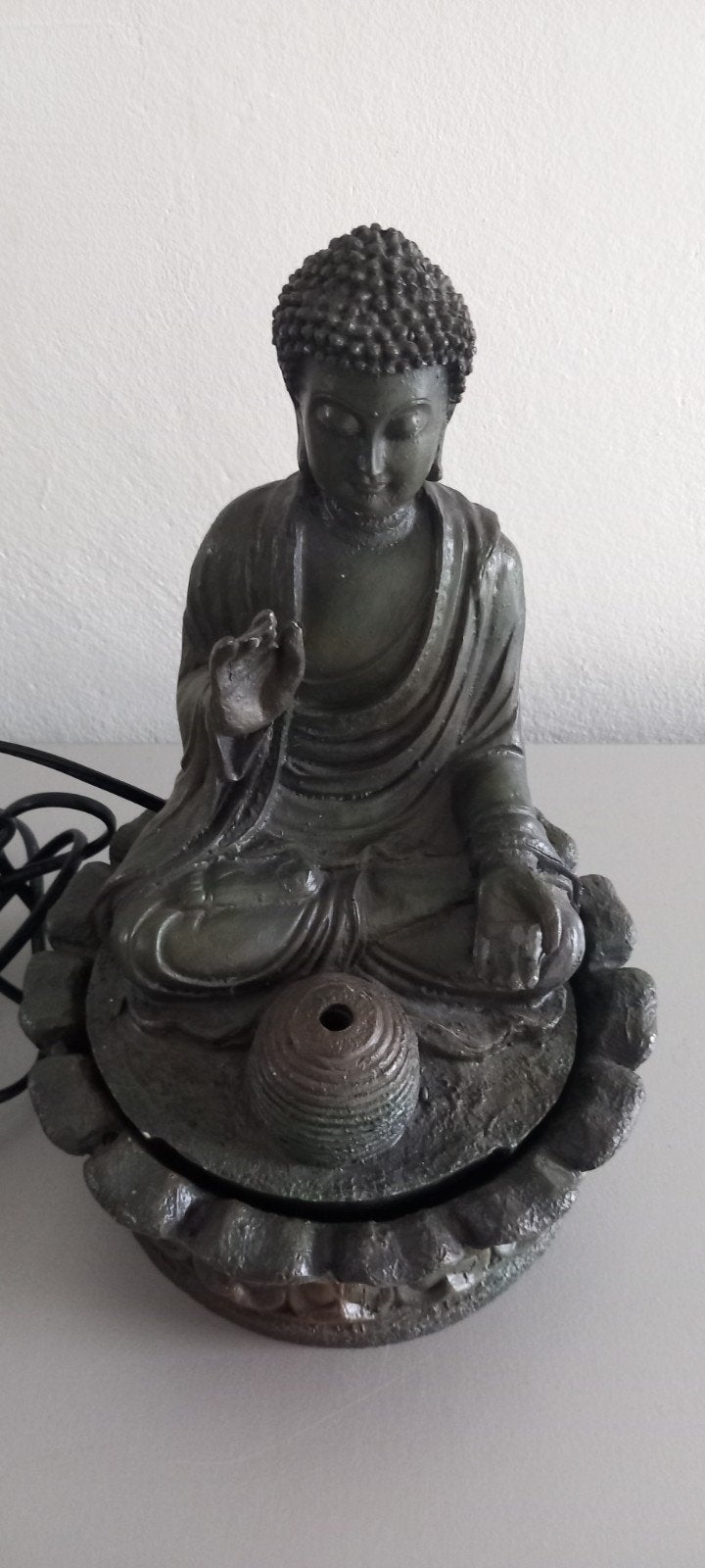 Boeddha beeld met waterornament, Met sokkel, Ophalen of Verzenden, Zo goed als nieuw, Kunststof