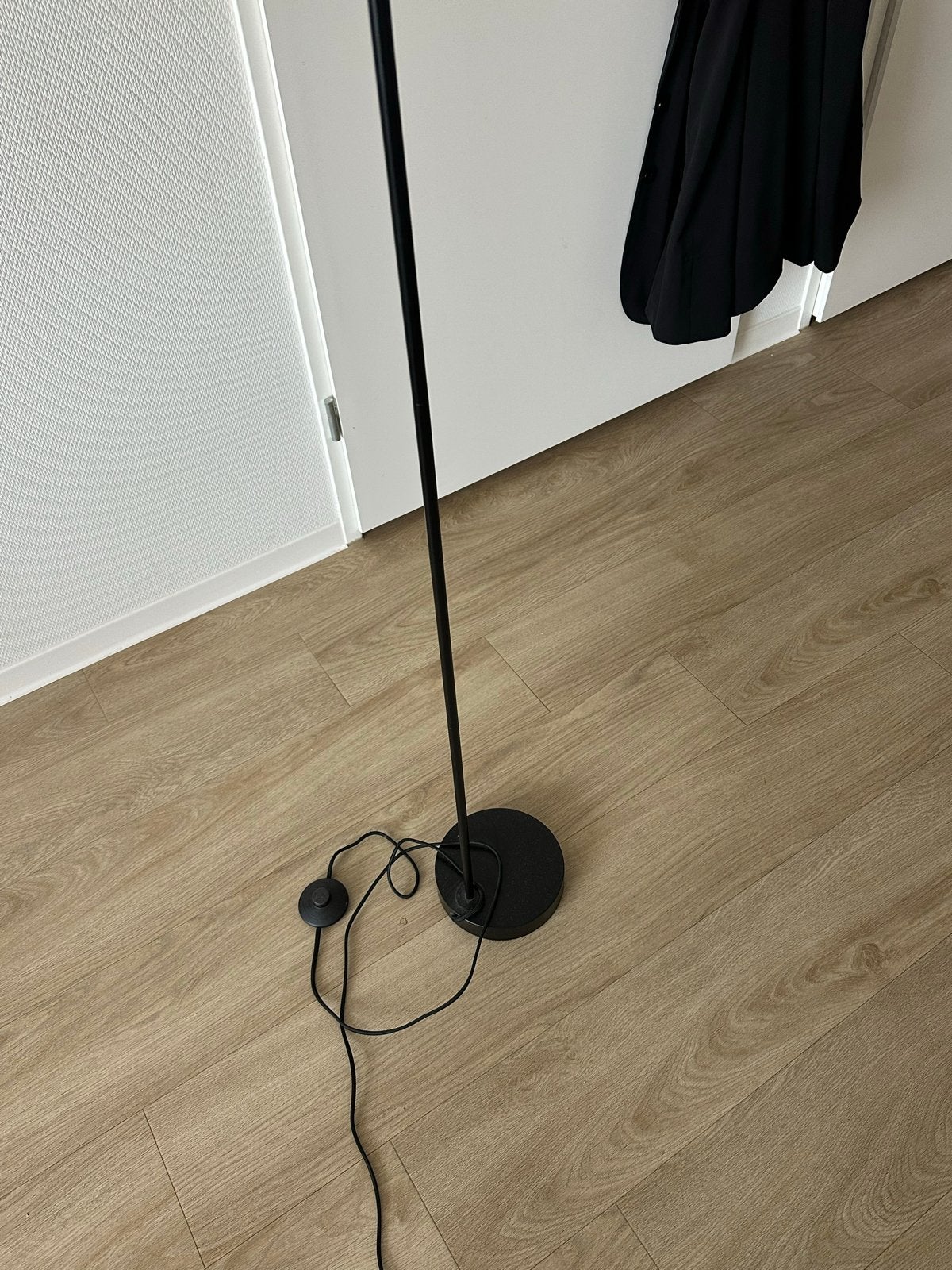Zwarte staande lamp met E27 fitting en gloeilamp, Gebruikt, Metaal, 150 tot 200 cm, E27 (groot)