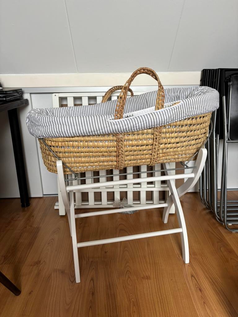 Prachtig mozes wieg met 2 koudschuim matrasjes + standaard, Kinderen en Baby's, Babywiegjes en Ledikanten, Ophalen, Zo goed als nieuw