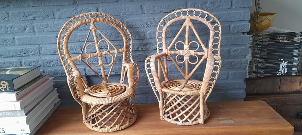 2 vintage originele rotan poppen pauwen stoeltjes, Ophalen of Verzenden, Gebruikt, Babypop