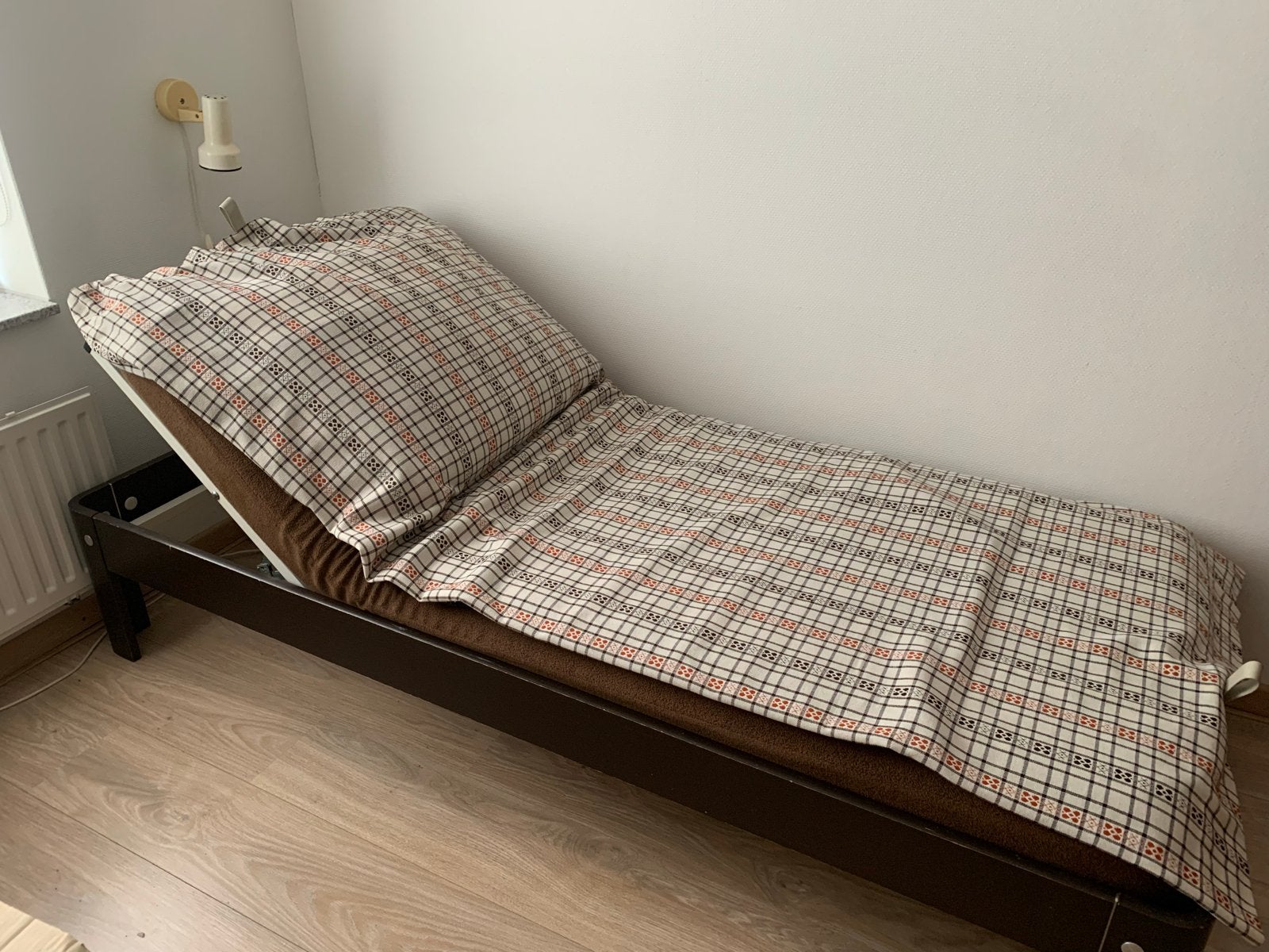 Vintage Auping Auronde bed met verstelbare spiraalbodem, Ophalen, 90 cm, Eenpersoons, Bruin