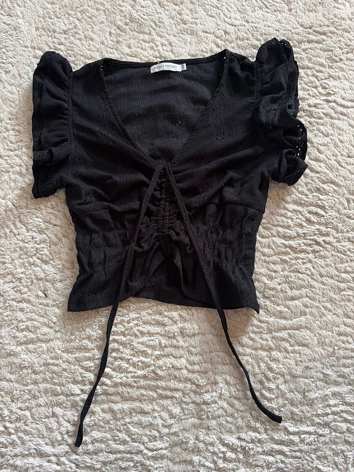 Zwarte crop top met ruches en trekkoord - Bisou's Project, Zwart, Ophalen of Verzenden, Zo goed als nieuw, Korte mouw