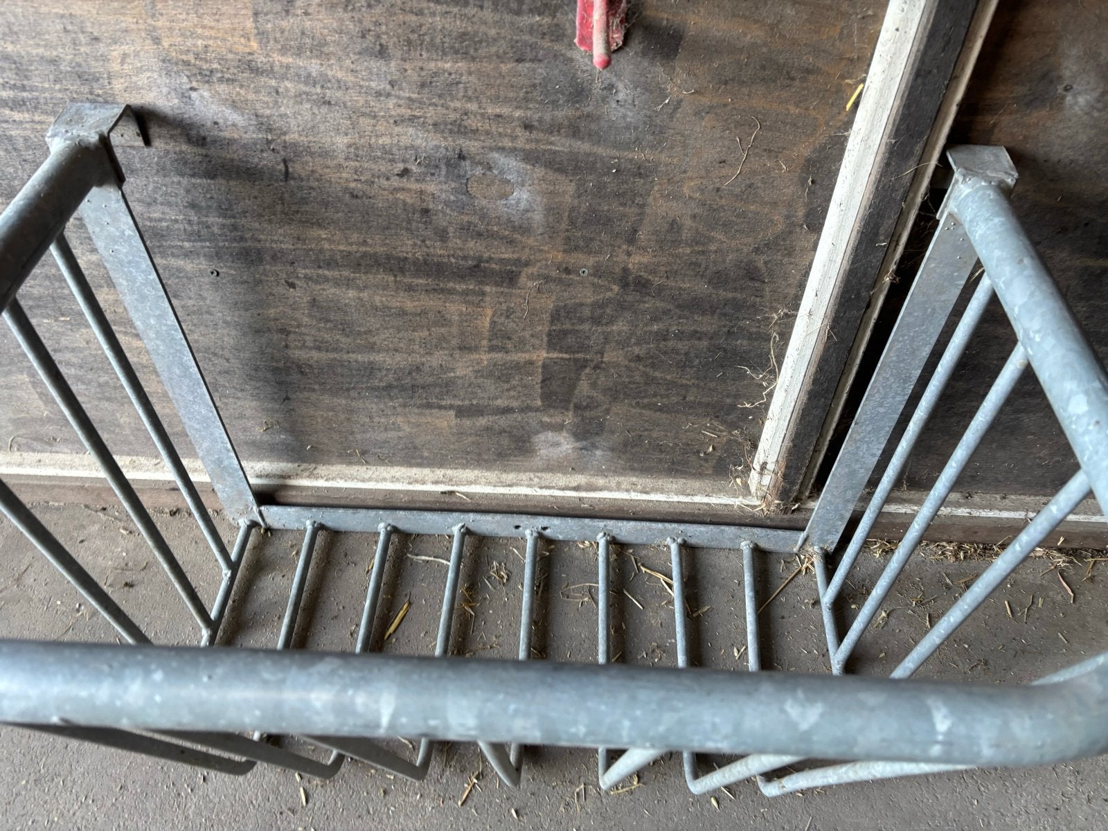 Metalen hooiruif voor paarden of vee, Ophalen