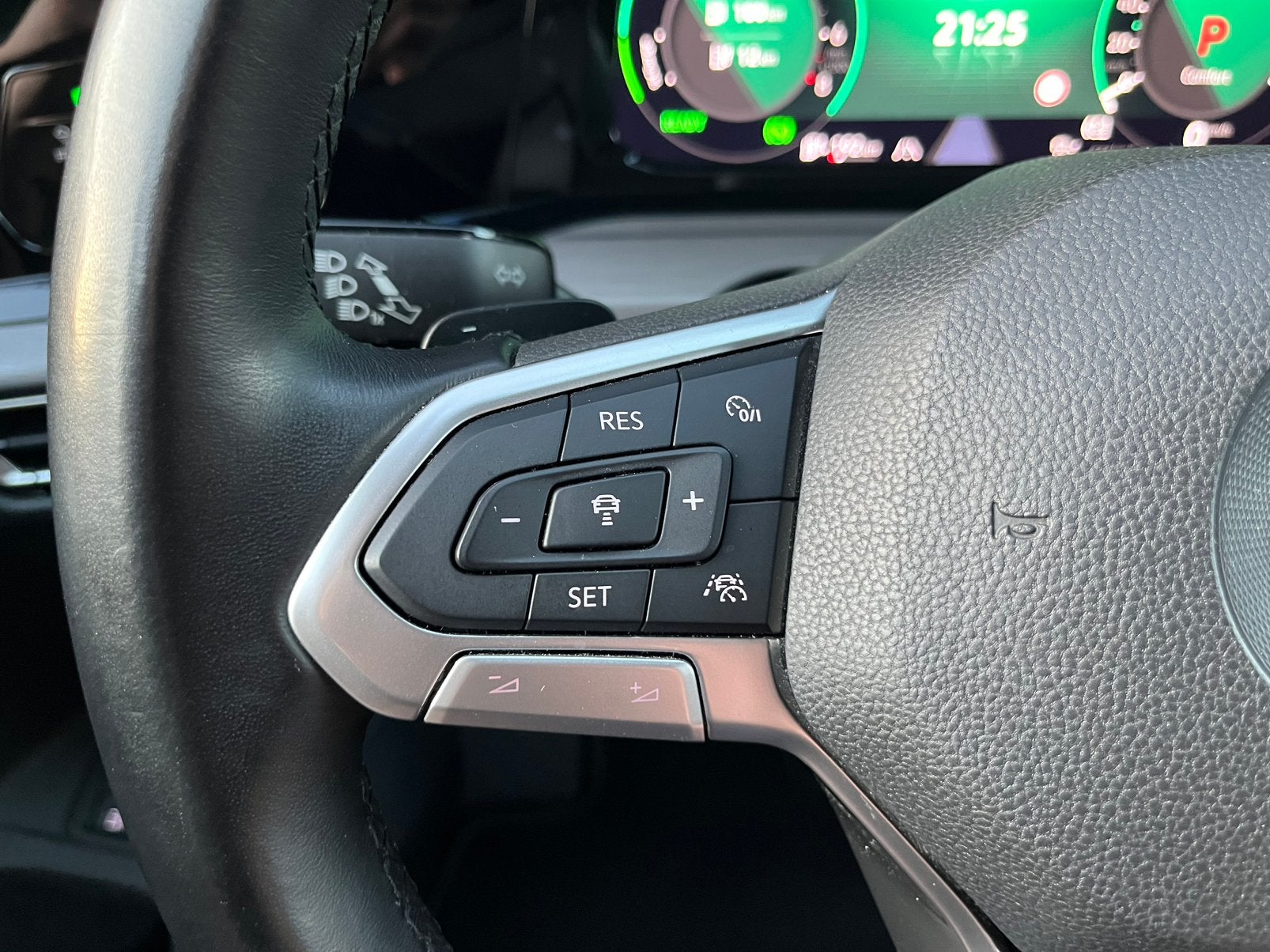 Foto 14 van Volkswagen Golf 1.4 e-Hybrid STYLE MASSAGE MEMORY ACC LED NA