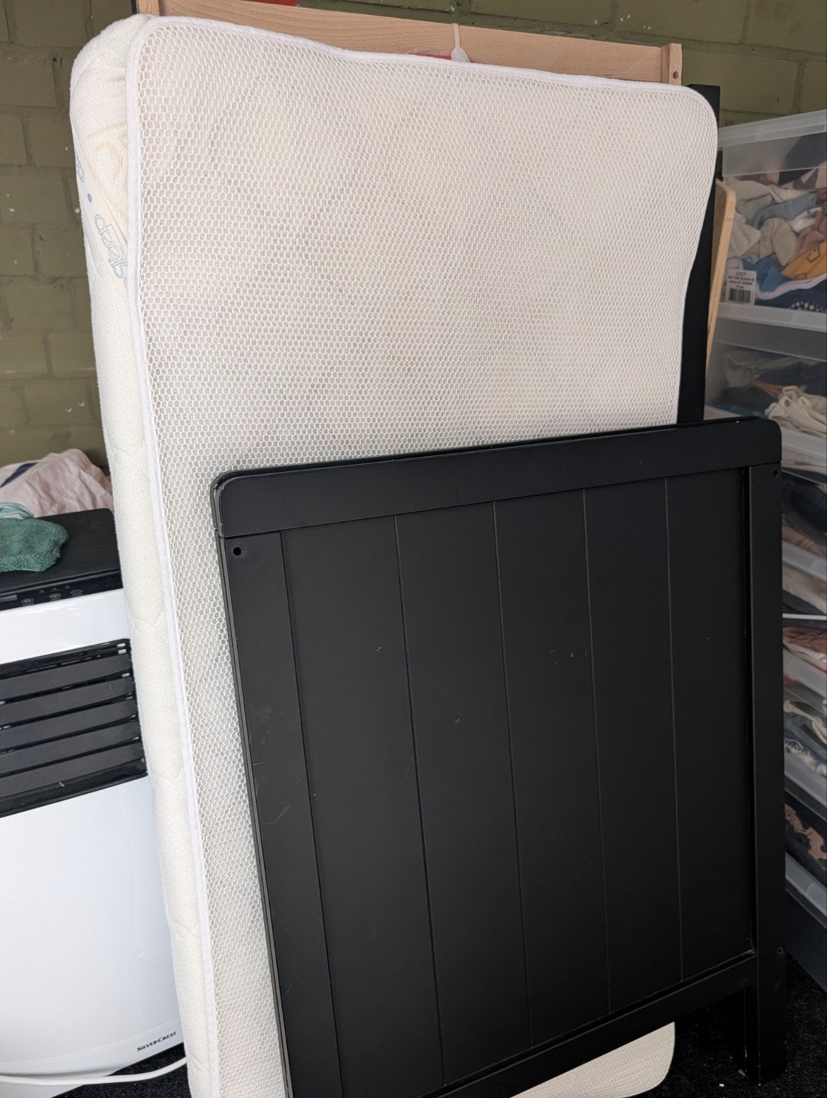 Zwarte ledikant met matras, Ophalen, Zo goed als nieuw, Minder dan 140 cm, Matras