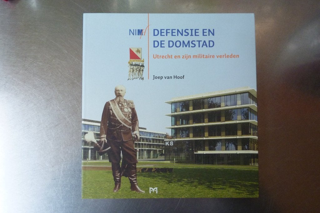 Defensie en de Domstad - J. van Hoof, Niet van toepassing, Ophalen of Verzenden, Zo goed als nieuw, Algemeen
