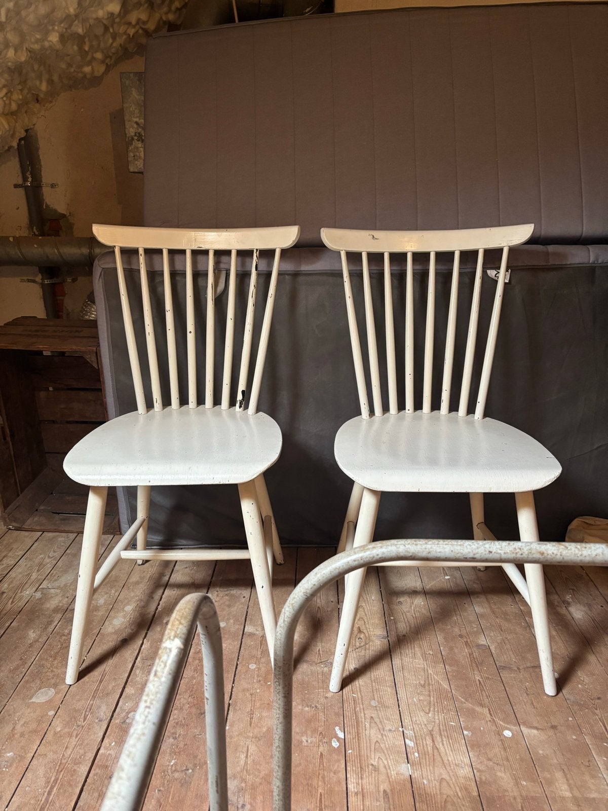 Twee Witte Vintage Spijlen Stoelen Scandinavisch Zweeds, Ophalen
