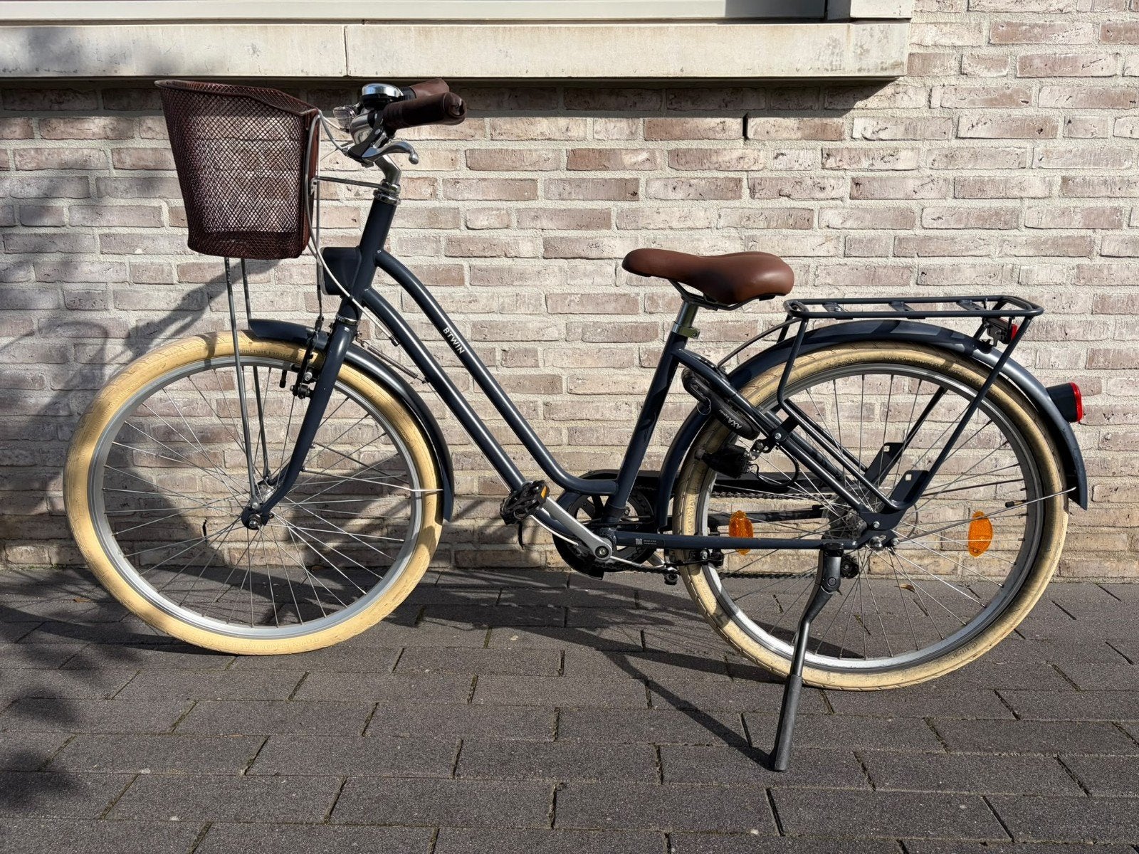 Btwin stadsfiets 520 met mand en bagagedrager, Fietsen en Brommers, Gebruikt, Velgrem, Overige merken, Ophalen