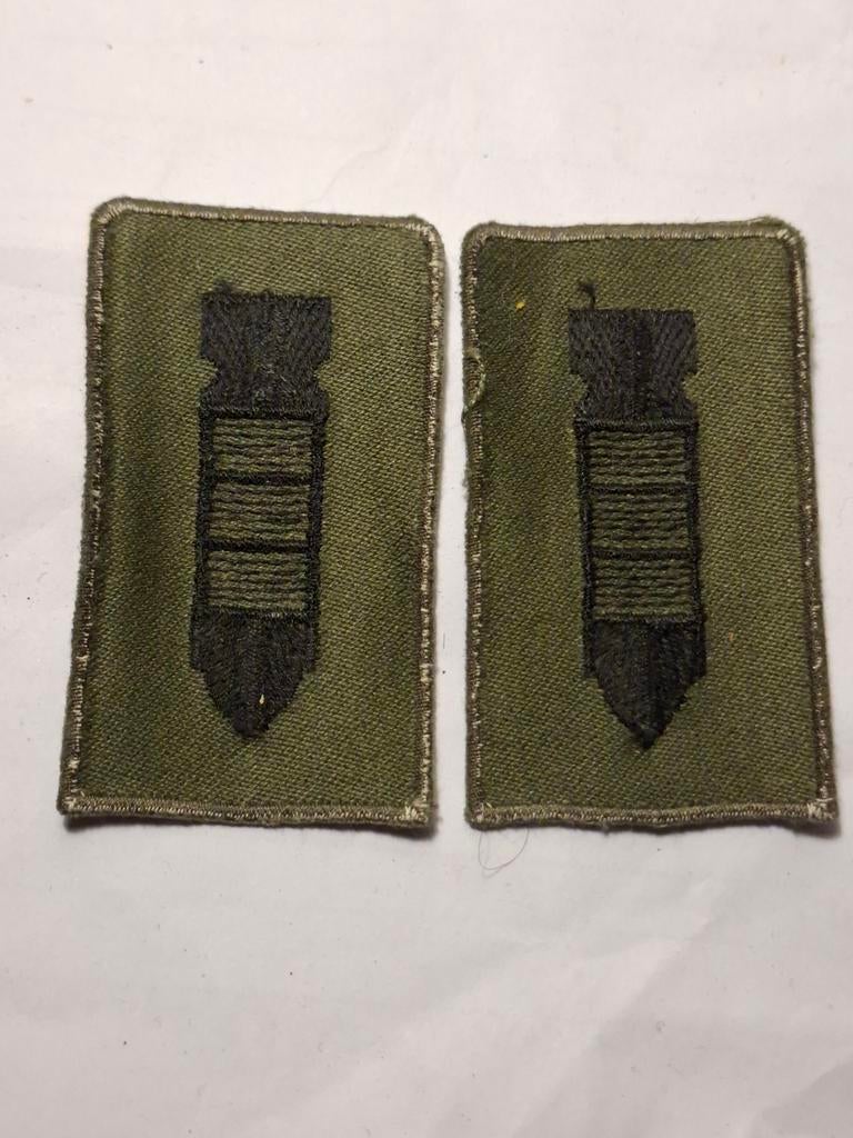 Scherpschutter KL emblemen 2X, Verzamelen, Ophalen of Verzenden, Landmacht, Nederland, Embleem of Badge