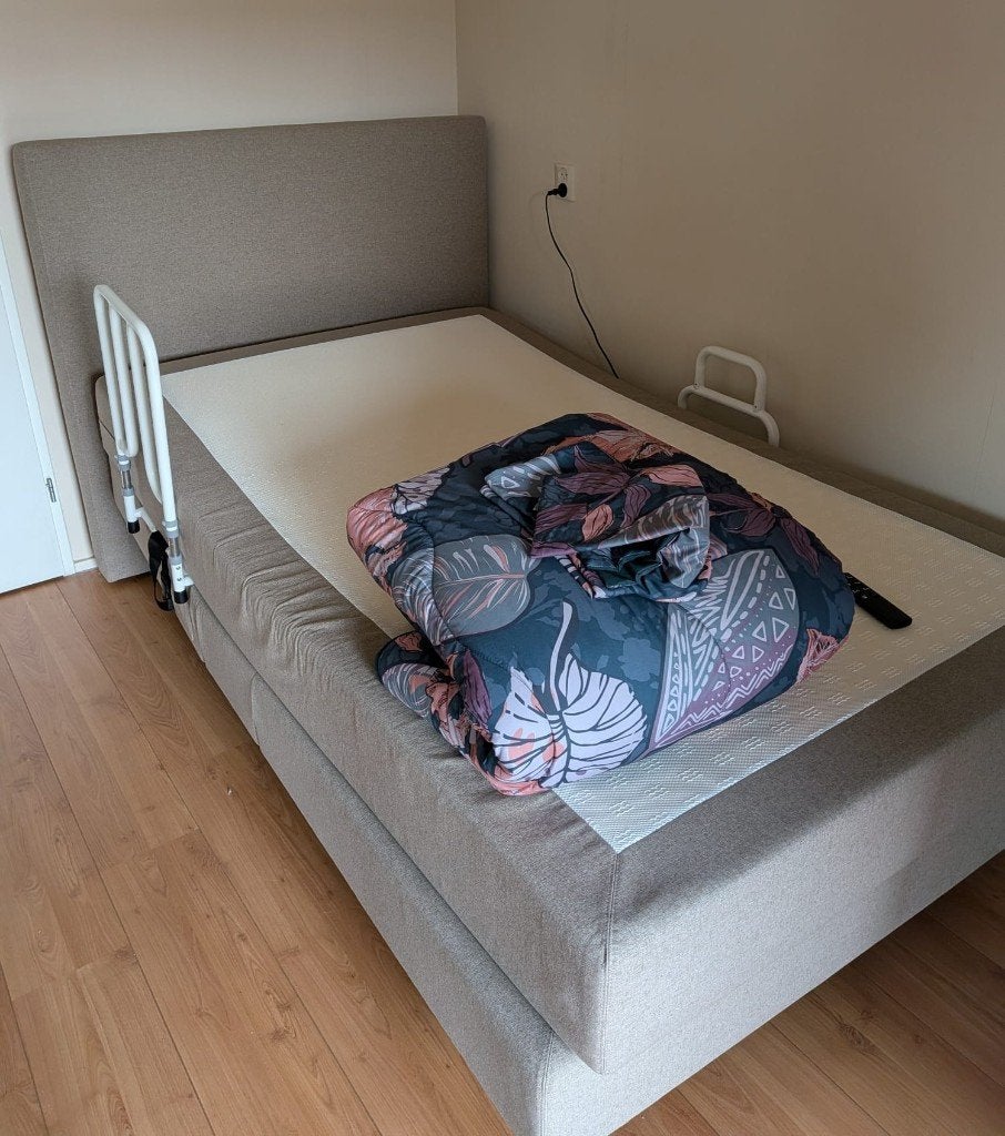 Elektrisch verstelbaar bed met optidee topper120X200, Ophalen, Overige materialen, Zo goed als nieuw, Twijfelaar
