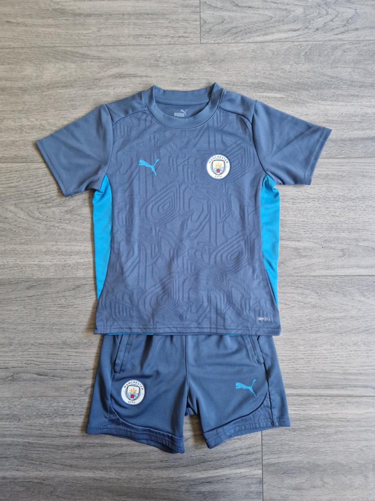 Manchester city tenue!, Sport en Fitness, Voetbal, Maat XS of kleiner, Ophalen of Verzenden, Zo goed als nieuw, Set