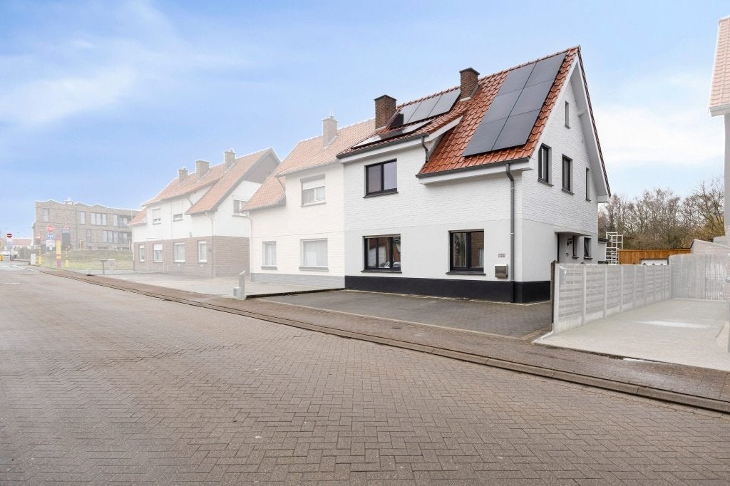 TE KOOP - Half open mooie woning, Overige soorten, 500 tot 1000 m², 3 kamers, Verkoop zonder makelaar