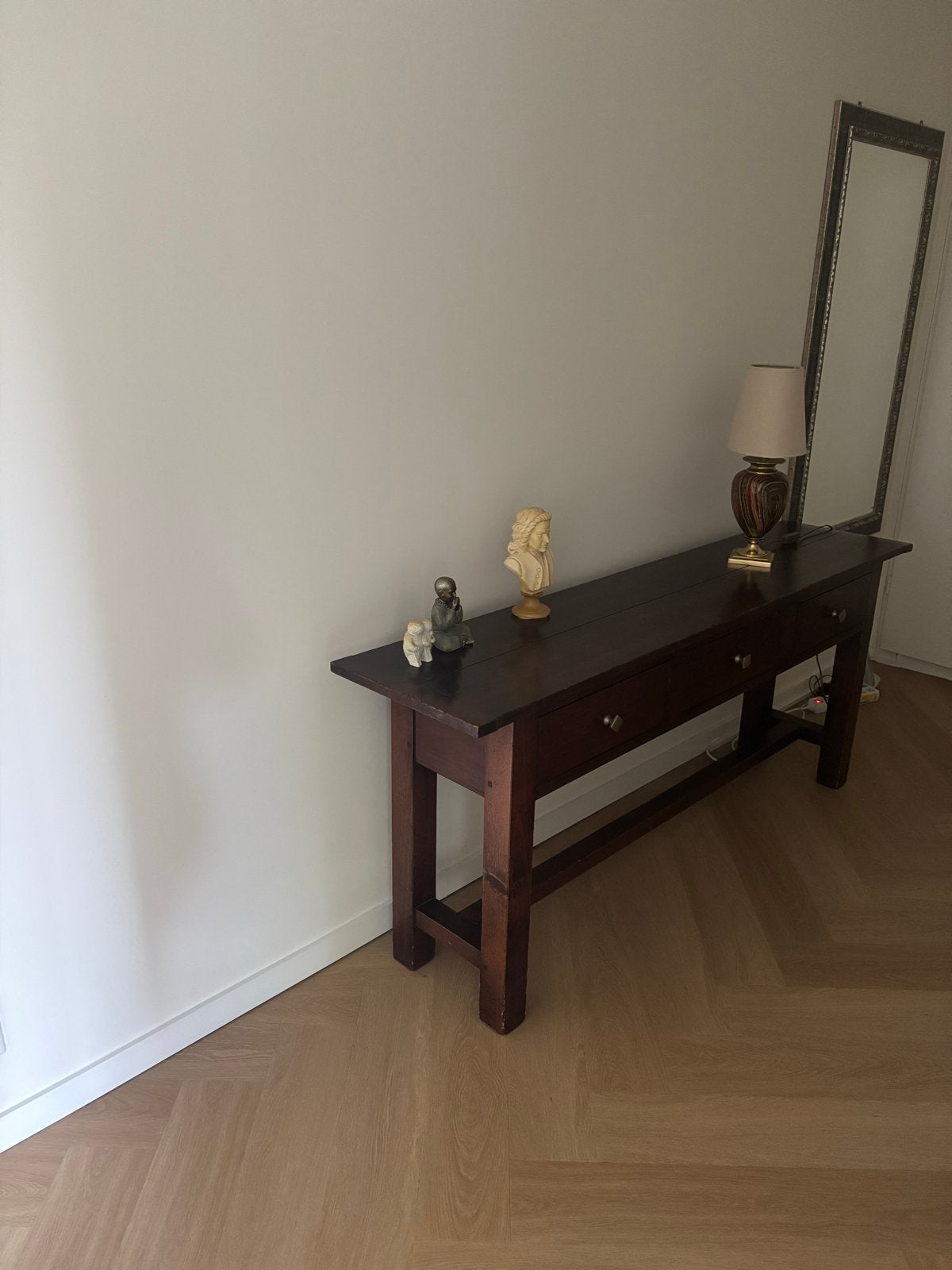 Donkerbruine houten sidetable met drie lades, Huis en Inrichting, Tafels | Sidetables, Ophalen, Gebruikt, 150 tot 200 cm, Overige houtsoorten