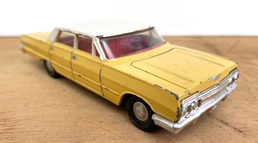 Dinky Toys Chevrolet Impala 1:42 - Geel/Wit, Ophalen of Verzenden, Gebruikt, Auto, Dinky Toys