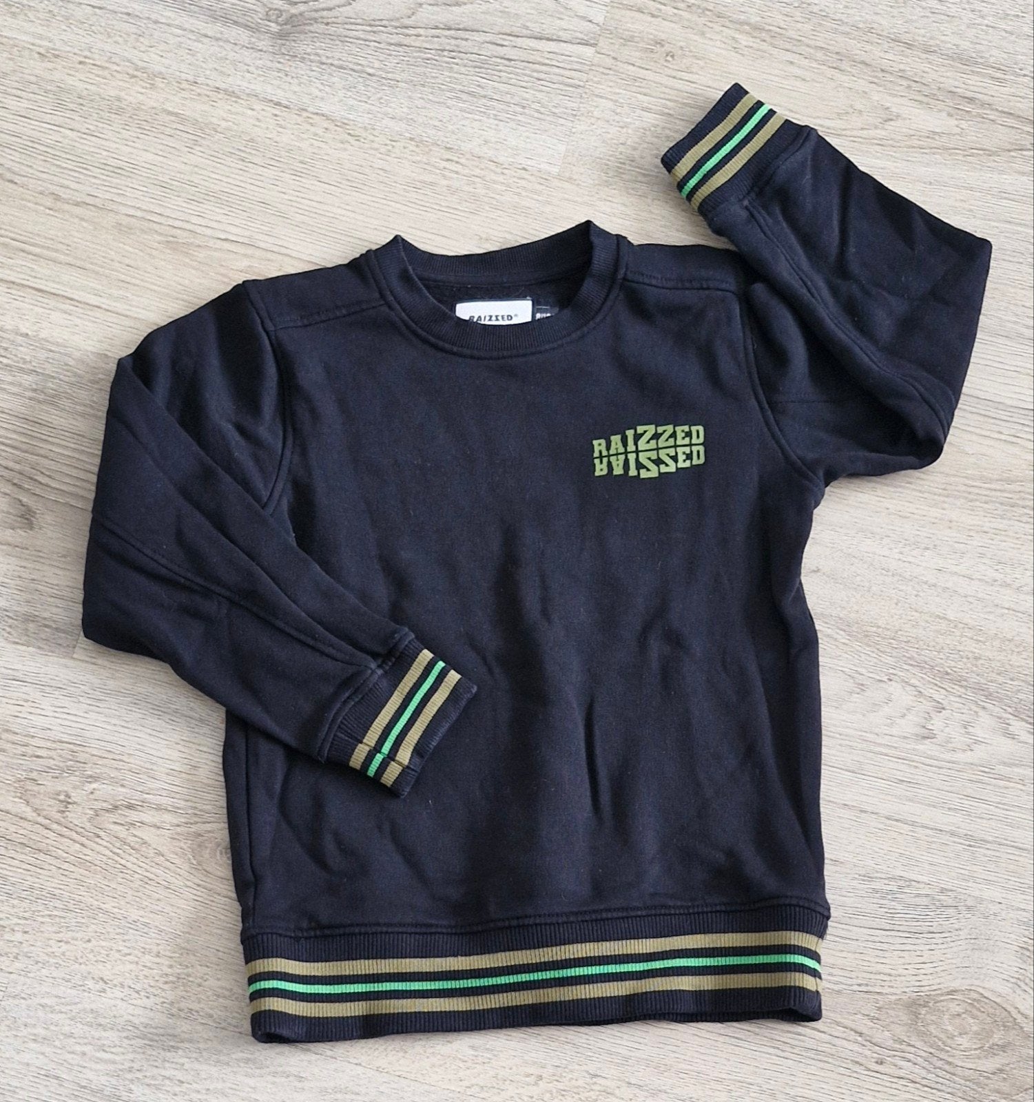 Raizzed sweater zwart met groene strepen, Kinderen en Baby's, Kinderkleding | Maat 128, Trui of Vest, Ophalen of Verzenden, Zo goed als nieuw