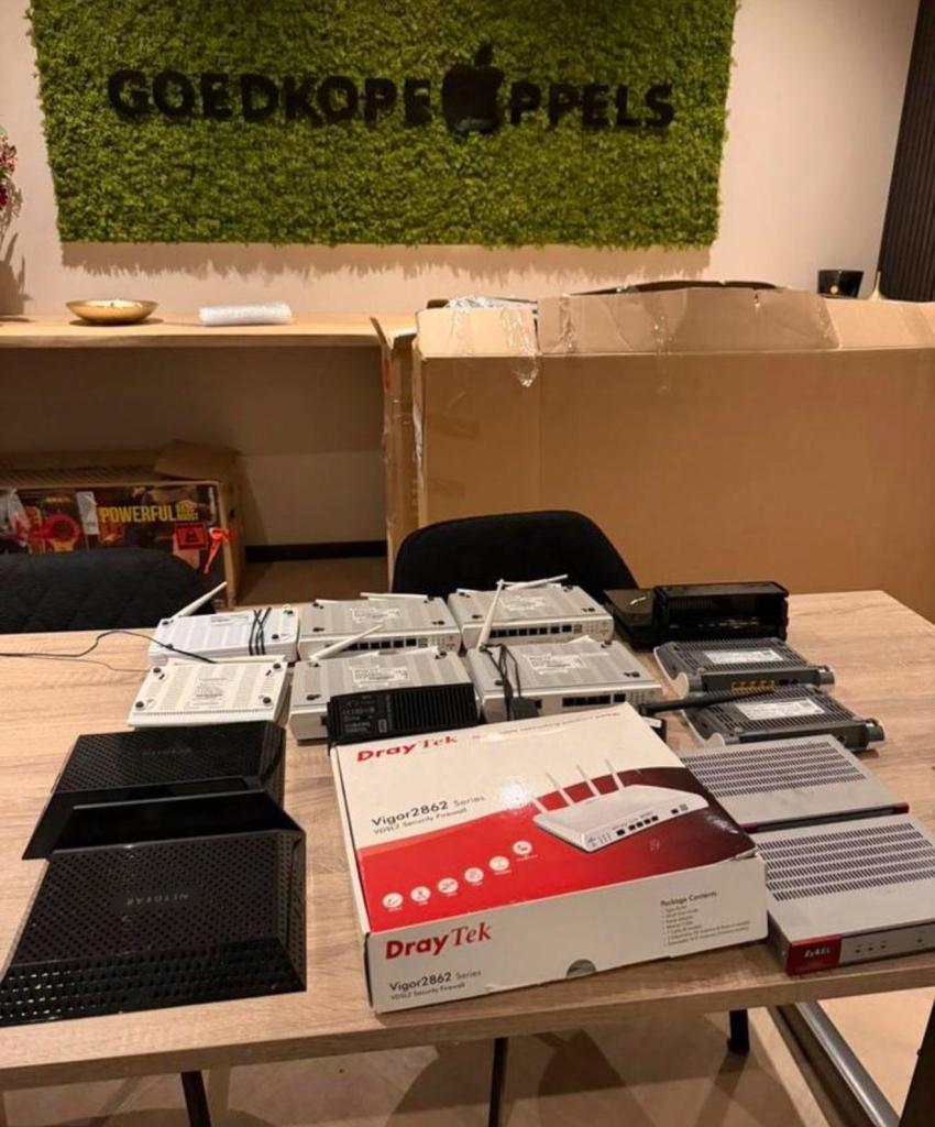 Partij Routers NetGear, Draytek, FritzBox, ZyXEL | 15 stuks, Computers en Software, Routers en Modems, Gebruikt, Ophalen