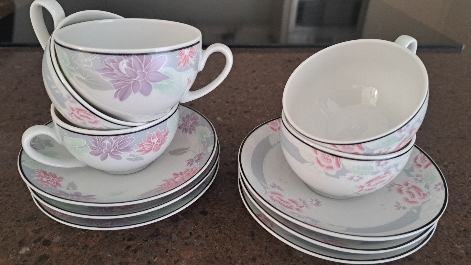 Set van 5 porseleinen kopjes en schotels met bloemmotief, Ophalen of Verzenden, Zo goed als nieuw, Overige stijlen, Kop(pen) en/of Schotel(s)