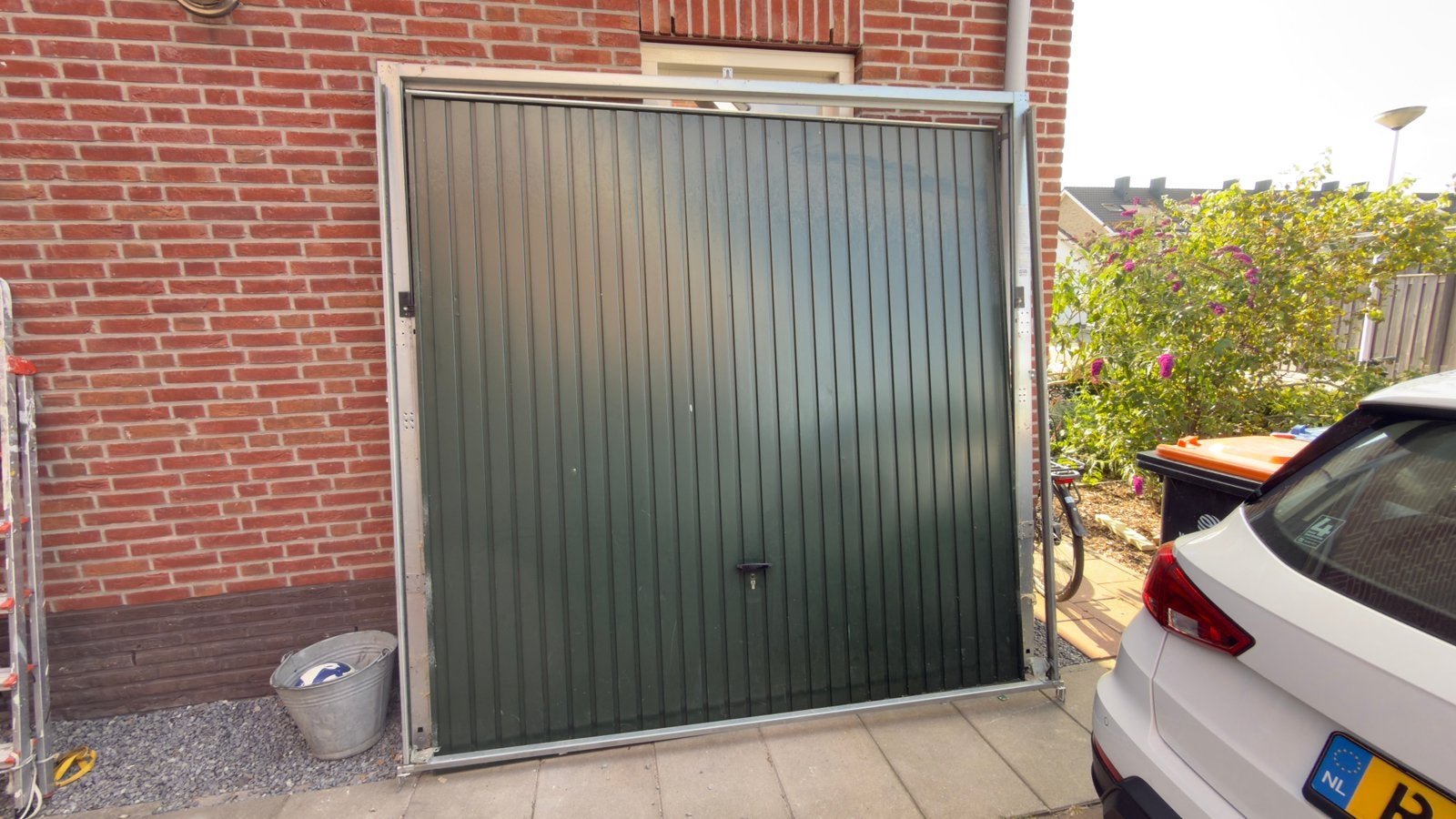 Standaard groene Novoferm garagedeur, Ophalen