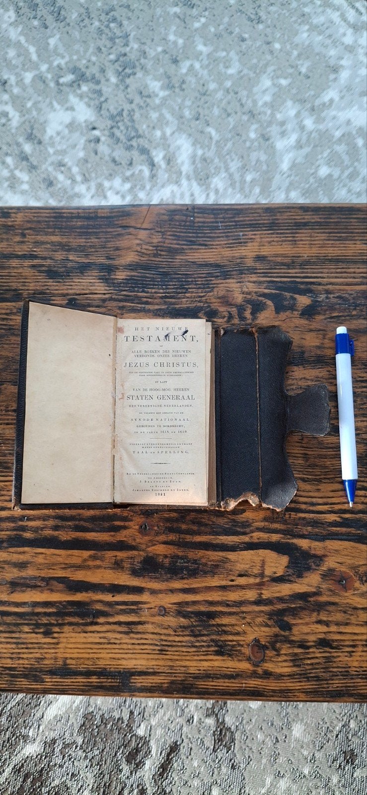 Het Nieuw Testament - Oude Bijbel met lederen kaft, Ophalen of Verzenden, Onbekend