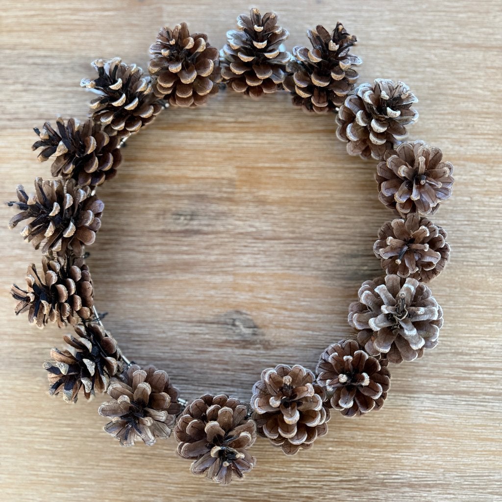 Natuurlijke dennenappelkrans op metalen ring – 23 cm, Huis en Inrichting, Krans, Ophalen of Verzenden, Natuurlijk materiaal, Nieuw